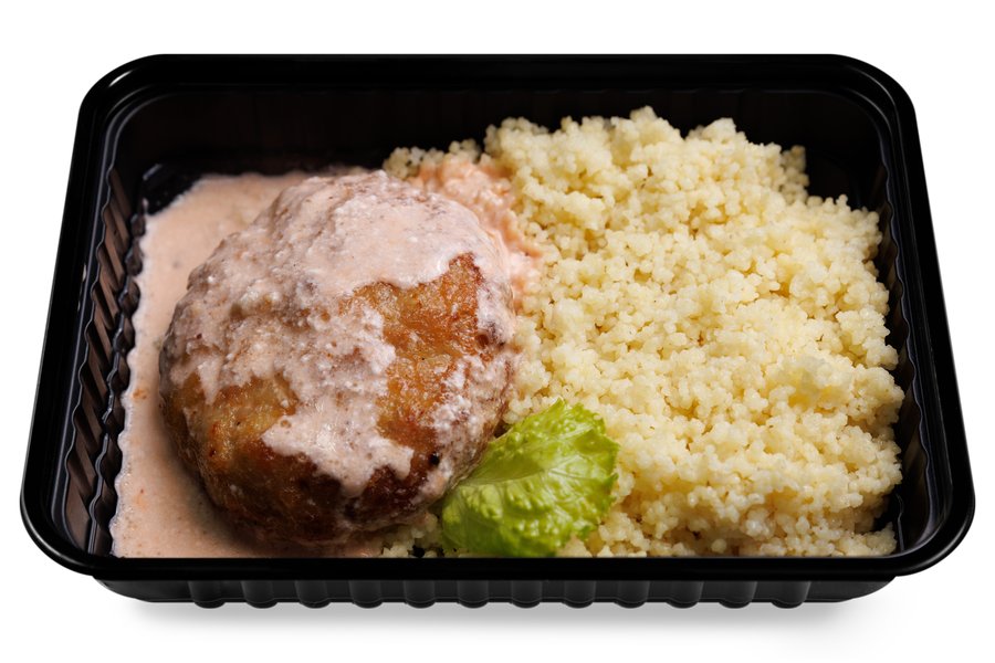 Куриные биточки с томатным соусом и кускус