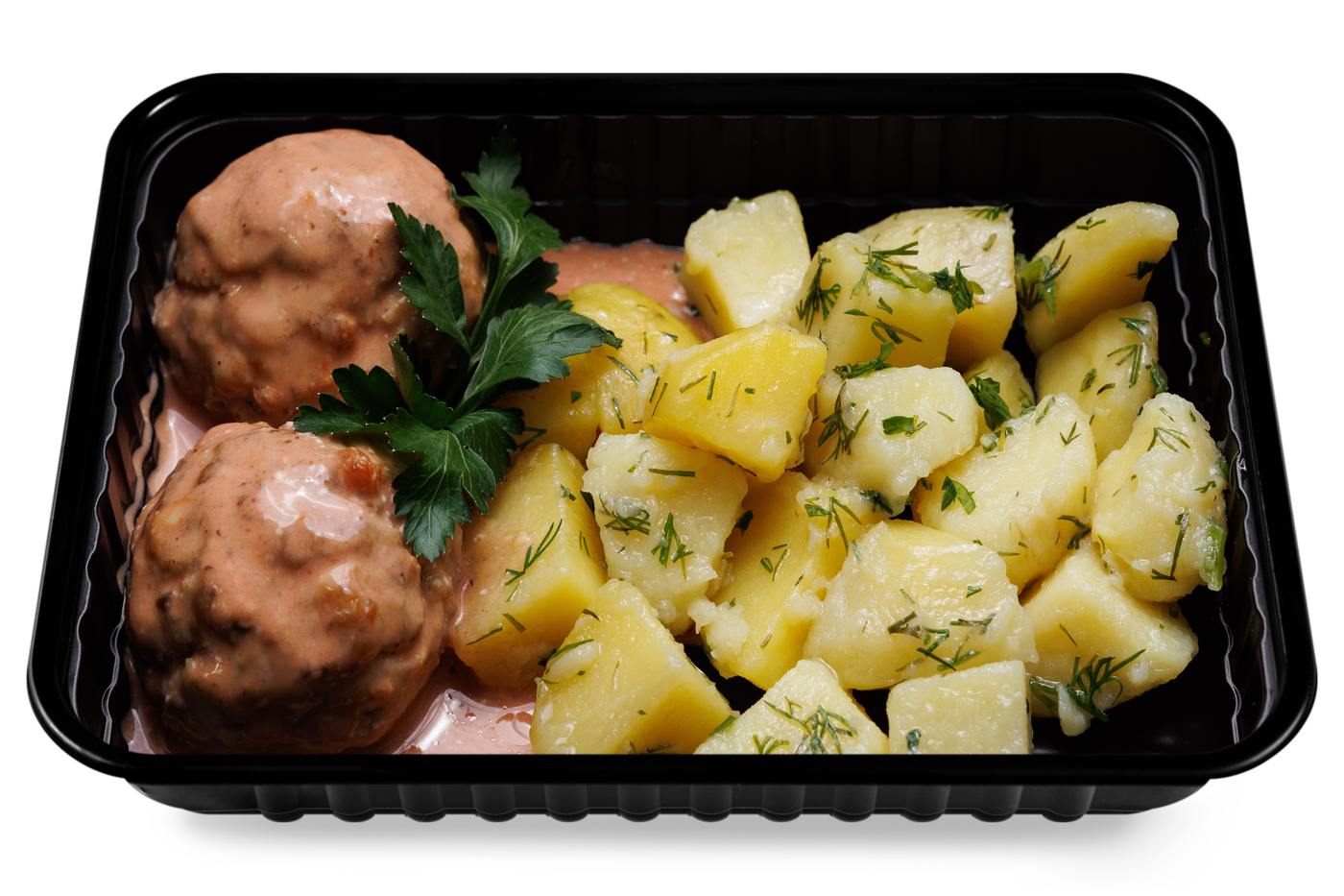 Тефтели в томатном соусе с отварным картофелем и зеленью